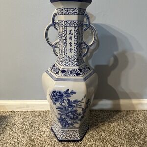 22" ANTIQUE TAIWANESE SIGNED BLUE & WHITE HEXAGONAL‎ PORCELAIN VASE W/ Flowers